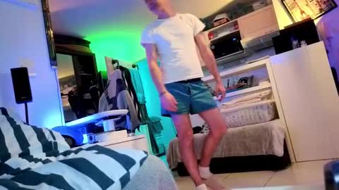 Snapshot of hugolandcam chatting on 01-03-25, 09:15 Hugo online show from 01-03-25, 09:15