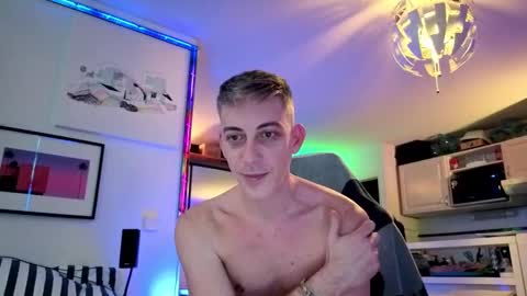 Snapshot of hugolandcam chatting on 01-04-25, 12:16 Hugo online show from 01-04-25, 12:16