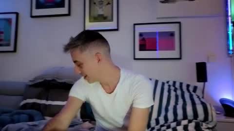 Snapshot of hugolandcam chatting on 01-04-25, 03:17 Hugo online show from 01-04-25, 03:17