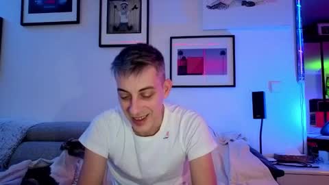 Snapshot of hugolandcam chatting on 01-12-25, 09:29 Hugo online show from 01-12-25, 09:29