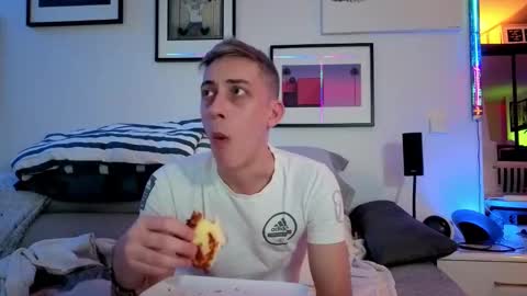 Snapshot of hugolandcam chatting on 02-11-25, 09:03 Hugo online show from 02-11-25, 09:03