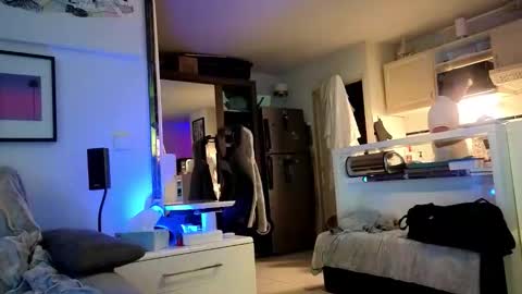 Snapshot of hugolandcam chatting on 10-12-25, 08:41 Hugo online show from 10-12-25, 08:41