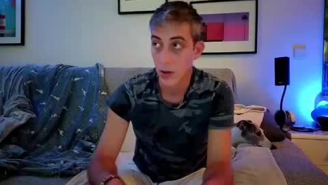 Snapshot of hugolandcam chatting on 10-29-25, 09:16 Hugo online show from 10-29-25, 09:16