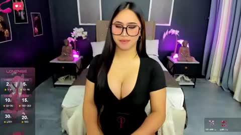 Snapshot of hunterxhuntress chatting on 07-10-26, 08:18 HELLO HANNAH IS BACK online show from 07-10-26, 08:18
