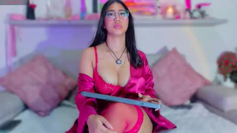 Snapshot of hushaura chatting on 12-15-25, 12:15 Hushaura online show from 12-15-25, 12:15