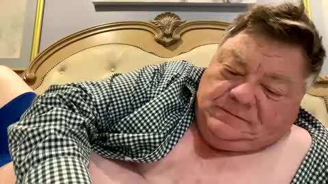 Snapshot of hypnotizing4u chatting on 09-24-25, 12:08 hypnotizing4u online show from 09-24-25, 12:08