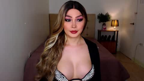 QUEEN SUSSIE BROWN online show from 12-18-25, 02:39