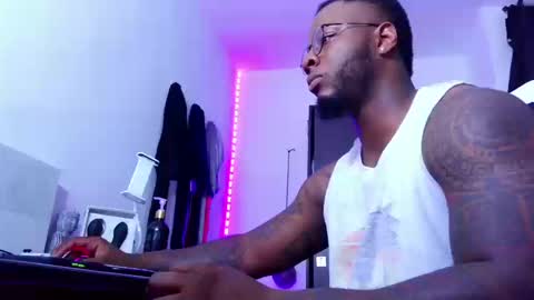 Snapshot of iam_hotbbc chatting on 09-11-25, 01:49 Mr H Independent model online show from 09-11-25, 01:49