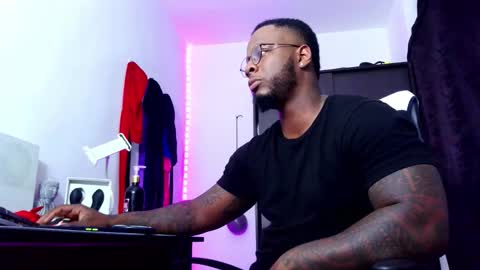 Snapshot of iam_hotbbc chatting on 09-15-25, 02:44 Mr H Independent model online show from 09-15-25, 02:44