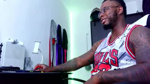 Snapshot of iam_hotbbc chatting on 09-22-25, 02:02 Mr H Independent model online show from 09-22-25, 02:02