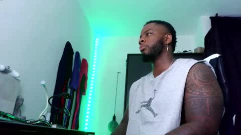 Snapshot of iam_hotbbc chatting on 10-27-25, 02:04 Mr H Independent model online show from 10-27-25, 02:04