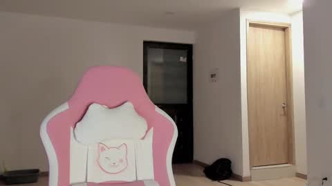 On instagram Imm  NikkiHelp me reach 100 likes online show from 03-05-25, 09:27