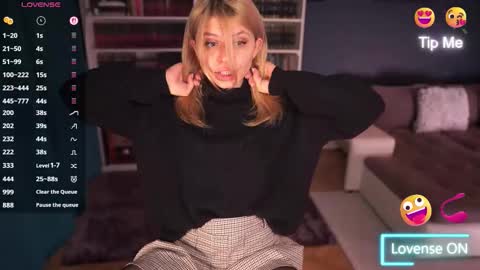 Snapshot of idontlikeguccibelts chatting on 09-29-25, 05:07 Little Flower online show from 09-29-25, 05:07