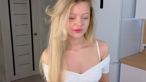 Snapshot of ifiwasyourgf chatting on 12-20-24, 03:25 Lisa online show from 12-20-24, 03:25