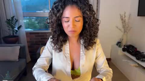 Snapshot of illaroom chatting on 01-23-25, 11:15 Kloe online show from 01-23-25, 11:15