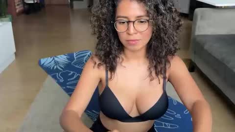 Snapshot of illaroom chatting on 01-28-25, 10:12 Kloe online show from 01-28-25, 10:12