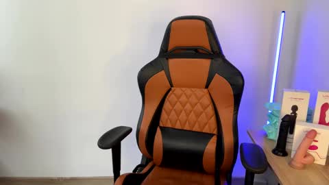 Laia online show from 02-07-25, 01:11