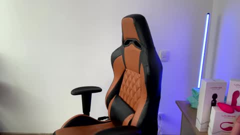 Laia online show from 02-15-25, 01:16