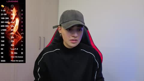 Laia online show from 12-18-25, 01:44