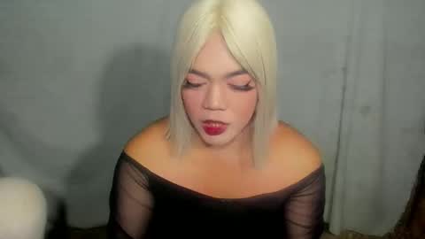 Snapshot of im_ur_hot_ella chatting on 10-29-25, 12:18 ella may online show from 10-29-25, 12:18