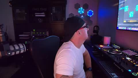 Snapshot of imdjazra chatting on 10-14-25, 01:50 DJ Azra online show from 10-14-25, 01:50