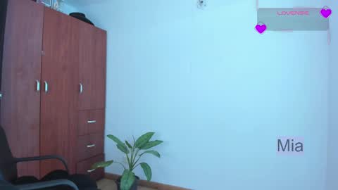 mia ---------  COL TIME online show from 11-06-25, 09:26