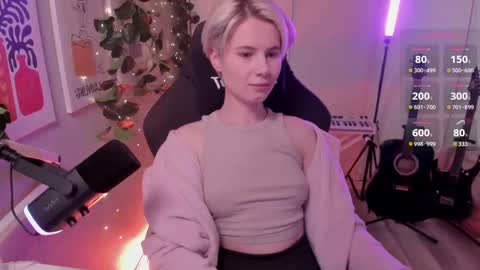 Mia online show from 03-08-25, 01:03