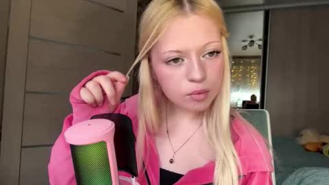 Lola online show from 03-06-26, 10:23