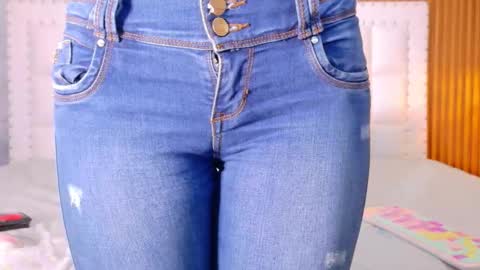 LITTLE AINHOA  online show from 10-29-25, 07:37