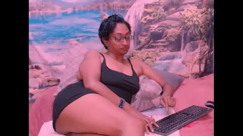 Snapshot of indianspicy69 chatting on 01-28-25, 12:47 Shreya online show from 01-28-25, 12:47