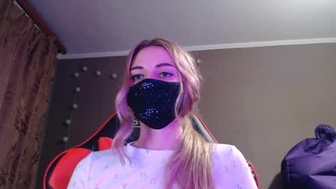 Snapshot of iris_lave chatting on 10-23-25, 03:44 Lily online show from 10-23-25, 03:44