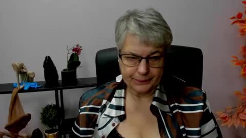 Snapshot of iris_xdesire chatting on 12-17-24, 10:55 I R I S online show from 12-17-24, 10:55