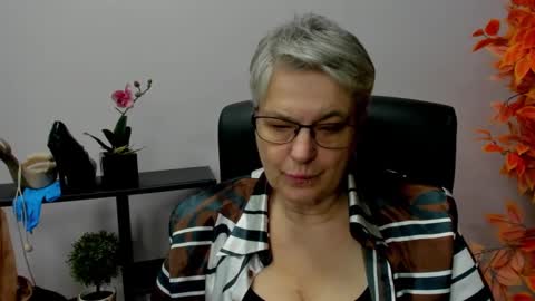 Snapshot of iris_xdesire chatting on 12-18-24, 10:51 I R I S online show from 12-18-24, 10:51