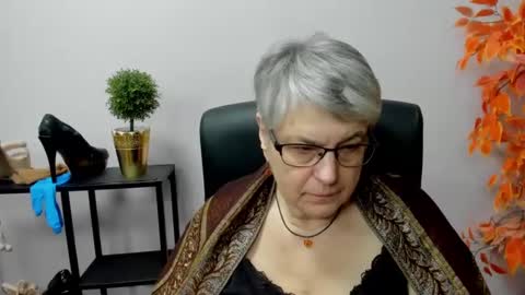 Snapshot of iris_xdesire chatting on 12-31-24, 01:19 I R I S online show from 12-31-24, 01:19