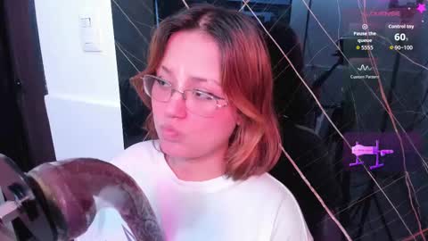 Snapshot of isa_grey_ chatting on 09-27-25, 09:09 Isa online show from 09-27-25, 09:09