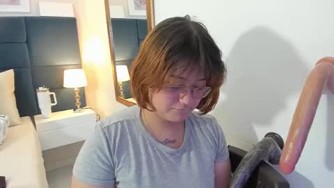 Snapshot of isa_grey_ chatting on 11-26-25, 06:25 Isa online show from 11-26-25, 06:25