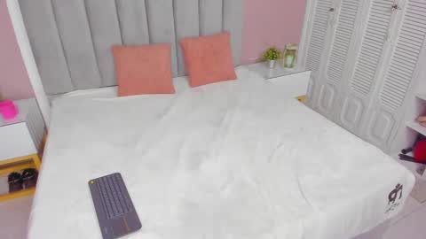Snapshot of isa_vel chatting on 10-03-25, 07:44 isa_vel online show from 10-03-25, 07:44
