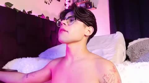Snapshot of isaac_saenz chatting on 03-09-25, 09:46 Isaac Saenz. online show from 03-09-25, 09:46