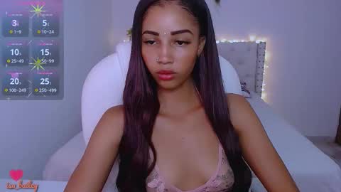 Snapshot of isabel_bailey chatting on 11-19-25, 10:21 isabel online show from 11-19-25, 10:21