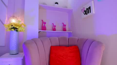 Snapshot of isabella__shine chatting on 04-29-26, 04:00 Isa online show from 04-29-26, 04:00