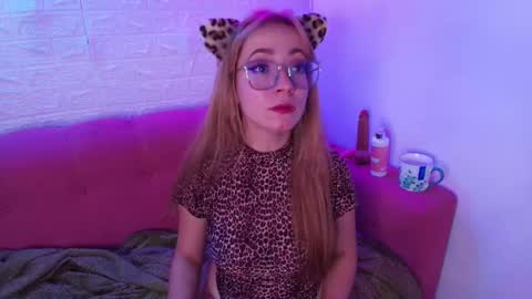 Isabella online show from 11-25-25, 01:16