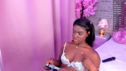 Snapshot of isabellabroms21 chatting on 03-06-25, 01:37    v online show from 03-06-25, 01:37