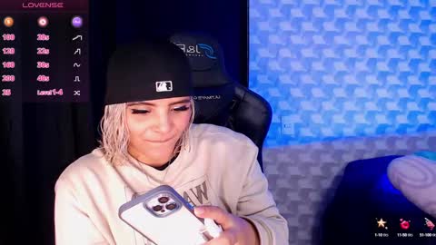 Isabella Mout  online show from 01-25-25, 02:37