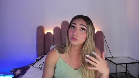 Snapshot of isabellas_smith chatting on 01-17-25, 01:36 Martina IG martissmith01 online show from 01-17-25, 01:36