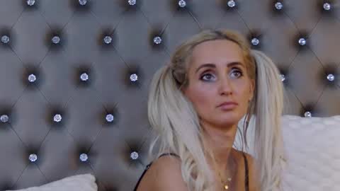 Snapshot of isabelleethan chatting on 02-10-25, 12:29 IsabelleEthan online show from 02-10-25, 12:29