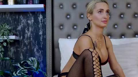 Snapshot of isabelleethan chatting on 02-25-25, 09:20 IsabelleEthan online show from 02-25-25, 09:20