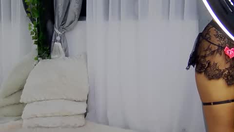 Snapshot of isabelleethan chatting on 10-21-25, 01:17 IsabelleEthan online show from 10-21-25, 01:17