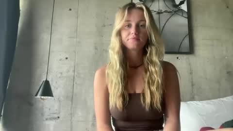 Snapshot of isabellesings chatting on 02-15-26, 05:26 isabellesings online show from 02-15-26, 05:26