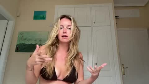 Snapshot of isabellesings chatting on 08-07-26, 06:10 isabellesings online show from 08-07-26, 06:10
