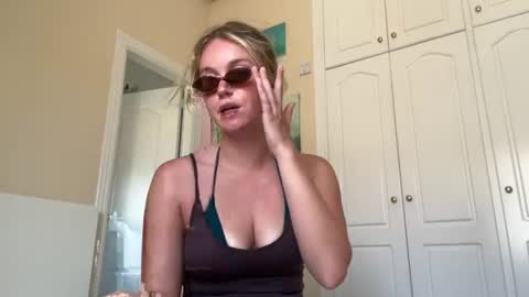 Snapshot of isabellesings chatting on 08-09-26, 02:11 isabellesings online show from 08-09-26, 02:11